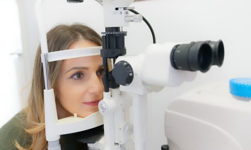 Okulista a soczewki kontaktowe – co warto wiedzieć przed pierwszym użyciem?