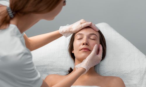 Jak sen, dieta i zaburzenia zdrowotne wpływają na cienie pod oczami?