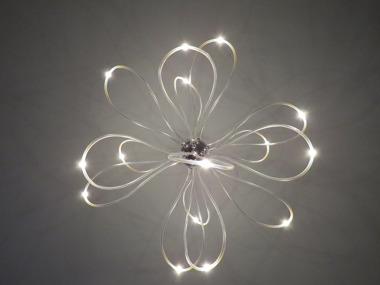 Oświetlenie sufitowe do pokoju – przewodnik zakupowy