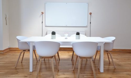 Parkiet drewniany czy panele? Co wybrać, aby podłoga przetrwała lata