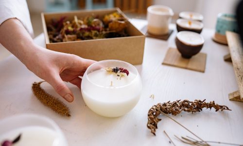 Jak zrobić świece sojowe z płatkami kwiatów?