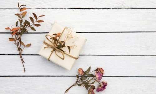 Sztuka dawania: Jak wybrać prezent, który naprawdę cieszy, a nie ląduje w szufladzie?