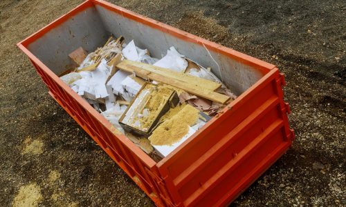 ​Jakie dodatkowe prace są związane z rozbiórką domu mieszkalnego?