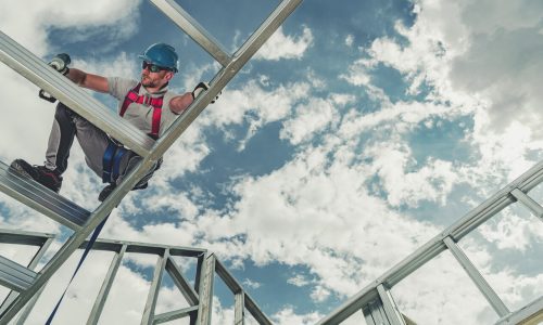 Nowe i używane zwyżki – jak wybrać sprzęt do firmy budowlanej lub instalacyjnej?