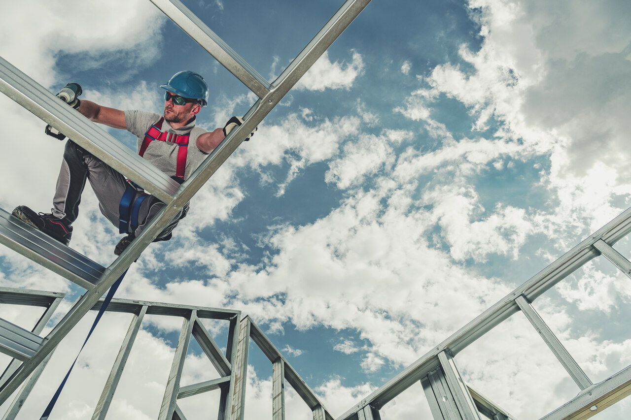 Nowe i używane zwyżki – jak wybrać sprzęt do firmy budowlanej lub instalacyjnej?